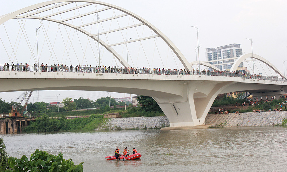 Lực lượng chức năng tìm kiếm cô gái nhảy cầu Á Lữ tự tử. Lực lượng chức năng tìm kiếm cô gái nhảy cầu Á Lữ tự tử.
