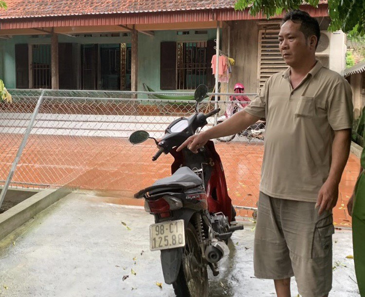 Hình ảnh đối tượng Nguyễn Văn Thơm và hiện trường xảy ra vụ việc. Hình ảnh đối tượng Nguyễn Văn Thơm và hiện trường xảy ra vụ việc.