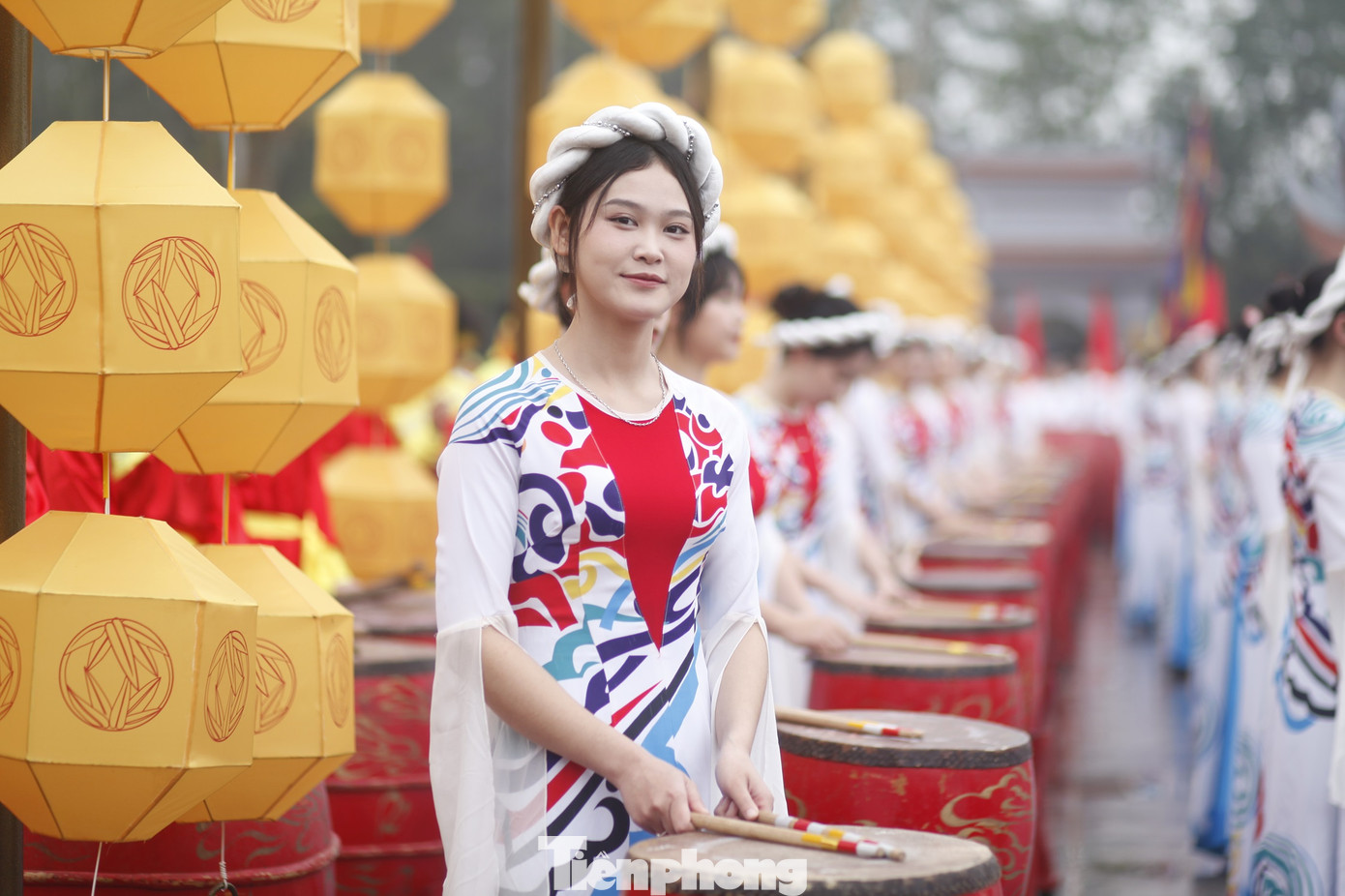 Đội trống nữ sinh Học viện Cảnh sát nhân dân biểu diễn tại Lễ hội kỷ niệm 140 năm Khởi nghĩa Yên Thế thu hút sự chú ý của nhiều người. Ảnh: Nguyễn Thắng