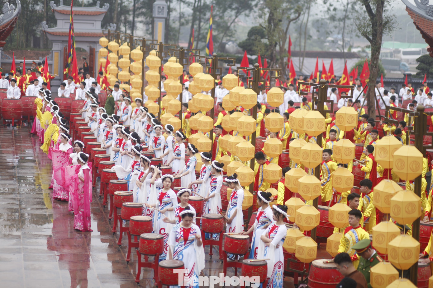 Đội trống nữ sinh Học viện Cảnh sát nhân dân biểu diễn tại Lễ hội kỷ niệm 140 năm Khởi nghĩa Yên Thế. Ảnh: Nguyễn Thắng