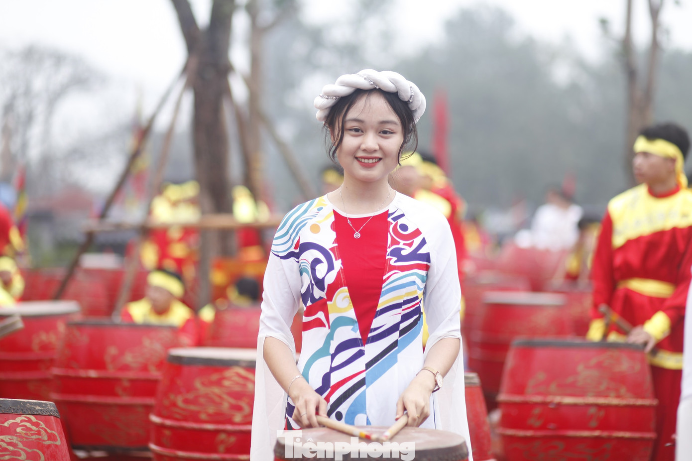 Một nữ sinh của đội trống nữ sinh Học viện Cảnh sát nhân dân biểu diễn tại Lễ hội kỷ niệm 140 năm Khởi nghĩa Yên Thế. Ảnh: Nguyễn Thắng