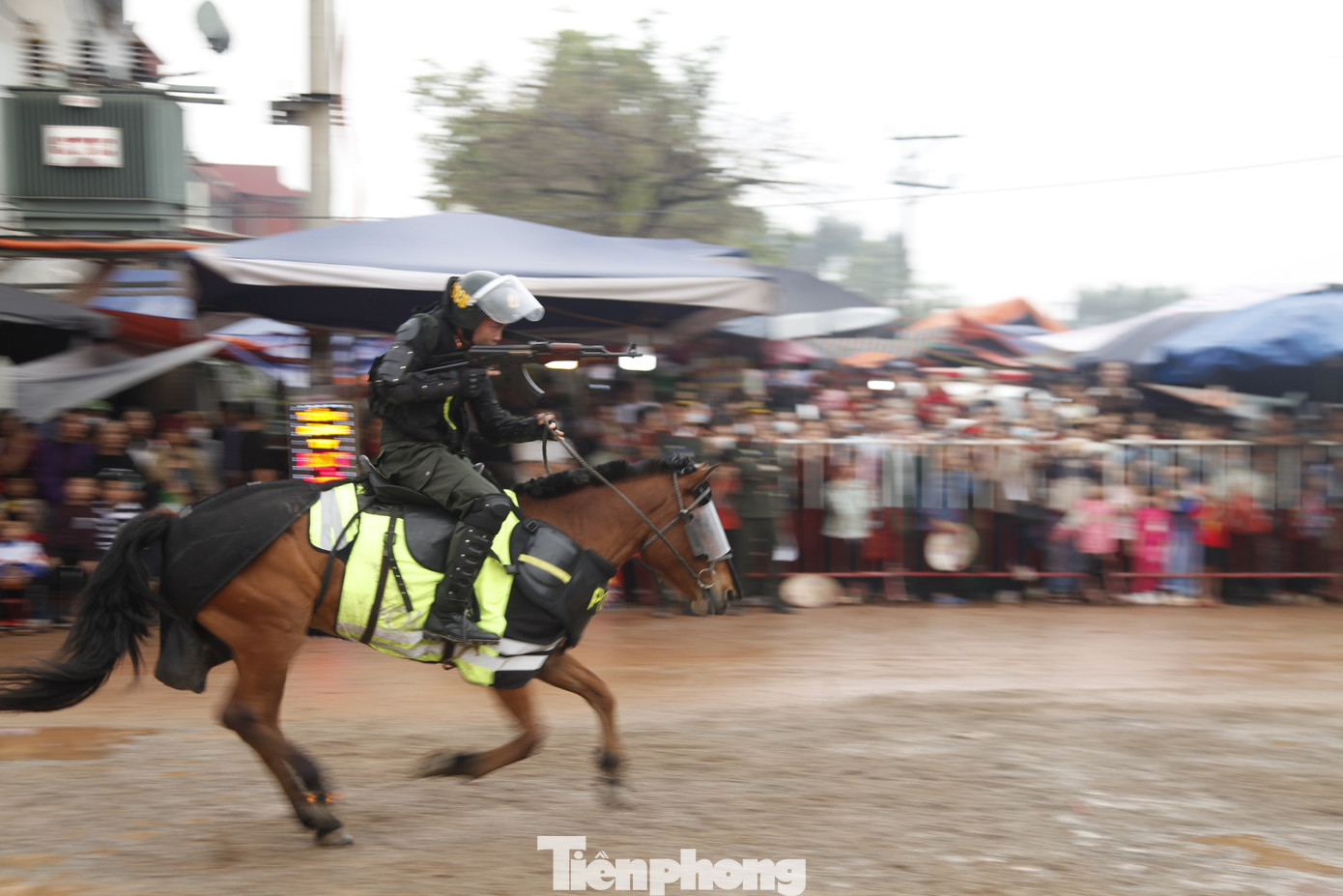 Chiến sỹ Cảnh sát cơ động Kỵ binh thực hiện thao tác sử dụng súng AK trên lưng ngựa.