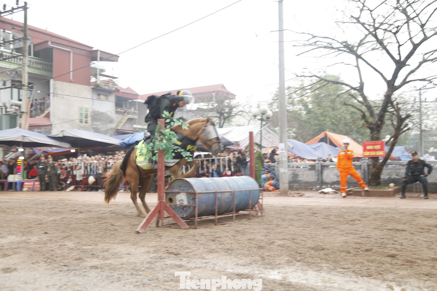 Chiến sỹ Cảnh sát cơ động Kỵ binh điều khiển ngựa vượt chướng ngại vật.