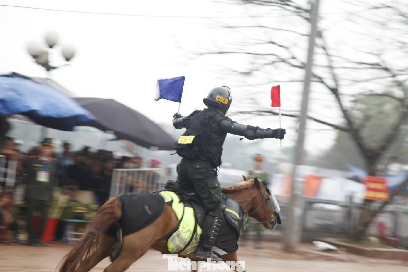 Kỹ thuật điều khiển ngựa chạy đại giải phóng 2 tay. Đây là kỹ thuật khó, đòi hỏi cán bộ, chiến sỹ phải có tinh thần dũng cảm, thường xuyên luyện tập mới có thể vừa điều khiển ngựa vừa sử dụng các loại vũ khí, công cụ hỗ trợ khi ngồi trên lưng ngựa, là động tác cơ bản đầu tiên để huấn luyện các nội dung kỹ, chiến thuật chiến đấu.