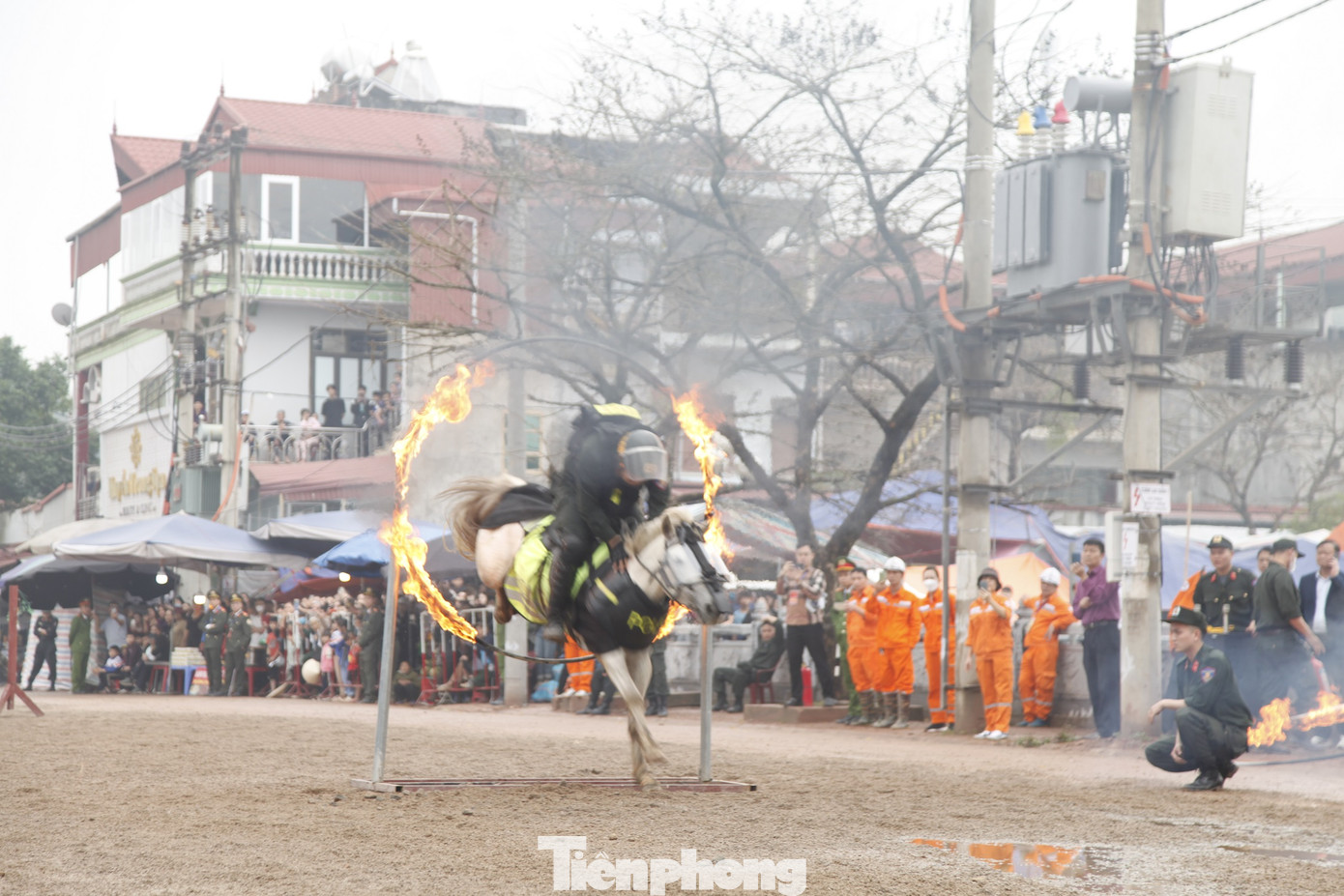 Chiến sỹ Cảnh sát cơ động Kỵ binh điều khiển ngựa vượt qua vòng lửa.