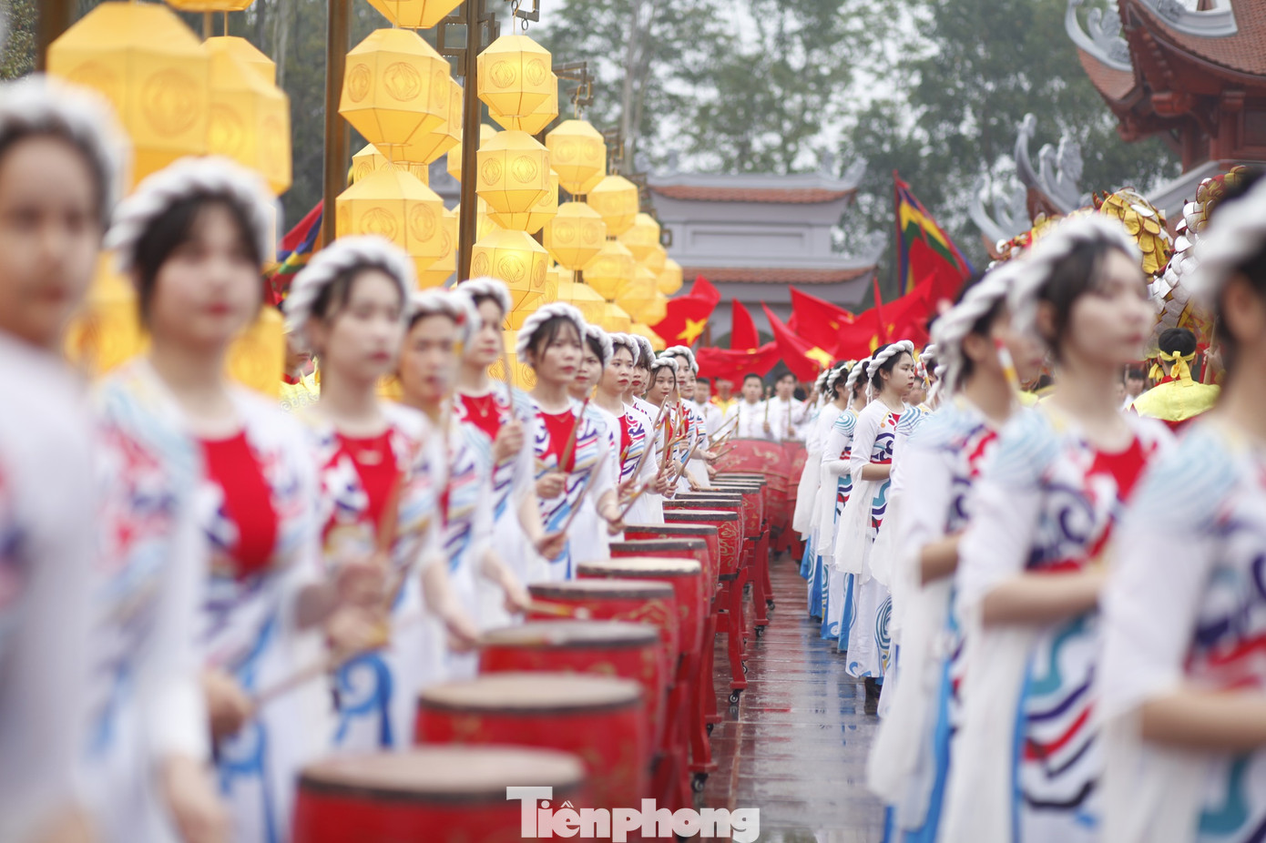 Đội trống, lân và múa của Học viện Cảnh sát nhân dân biểu diễn khoảng 1.000 người.