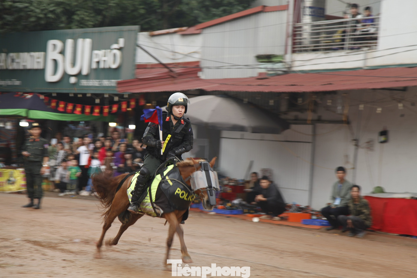 Đoàn Cảnh sát cơ động Kỵ binh thuộc Bộ Tư lệnh Cảnh sát cơ động, Bộ Công an được thành lập với chức năng, nhiệm vụ chính là trực tiếp huấn luyện, sử dụng ngựa đấu tranh phòng, chống tội phạm bảo đảm an ninh trật tự; tổ chức đào tạo, bồi dưỡng cán bộ, chiến sỹ làm công tác quản lý, huấn luyện và sử dụng ngựa; tổ chức chăm sóc và thực hiện các nhiệm vụ theo chương trình, kế hoạch được cấp có thẩm quyền phê duyệt. Ảnh: Nguyễn Thắng