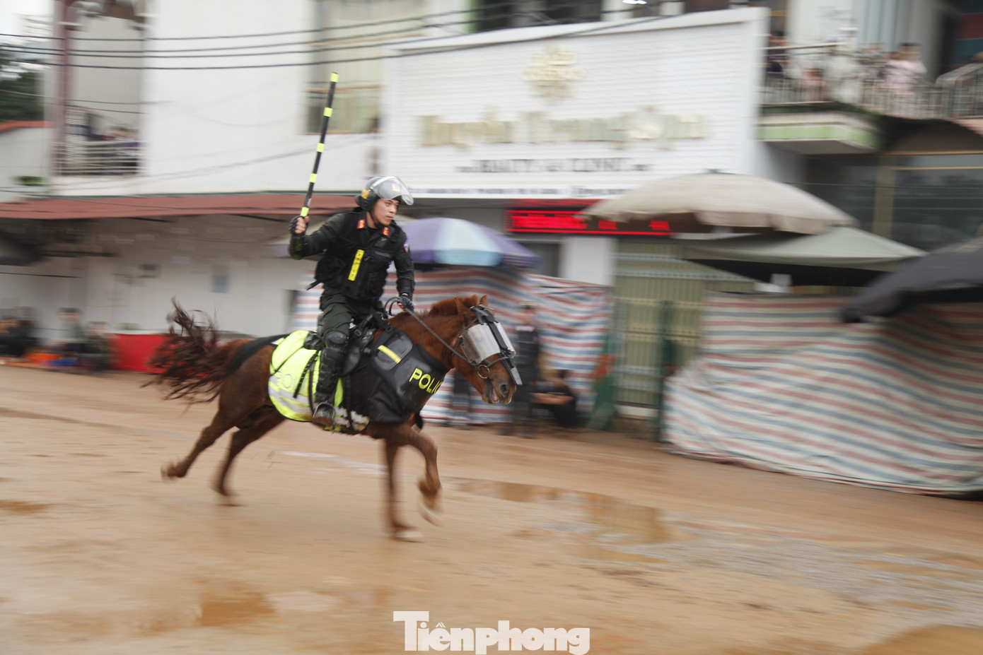 Kỹ thuật điều khiển ngựa chạy đại kết hợp thao tác sử dụng các loại vũ khí, công cụ hỗ trợ. Ảnh: Nguyễn Thắng