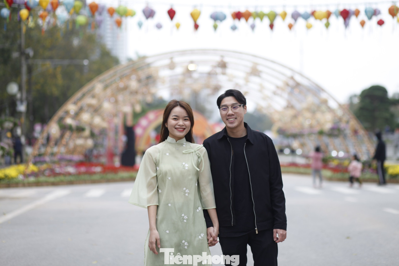 Nhiều bạn trẻ thích thú chụp ảnh kỷ niệm tại đường hoa Tết ở thành phố Bắc Ninh. Ảnh: Nguyễn Thắng