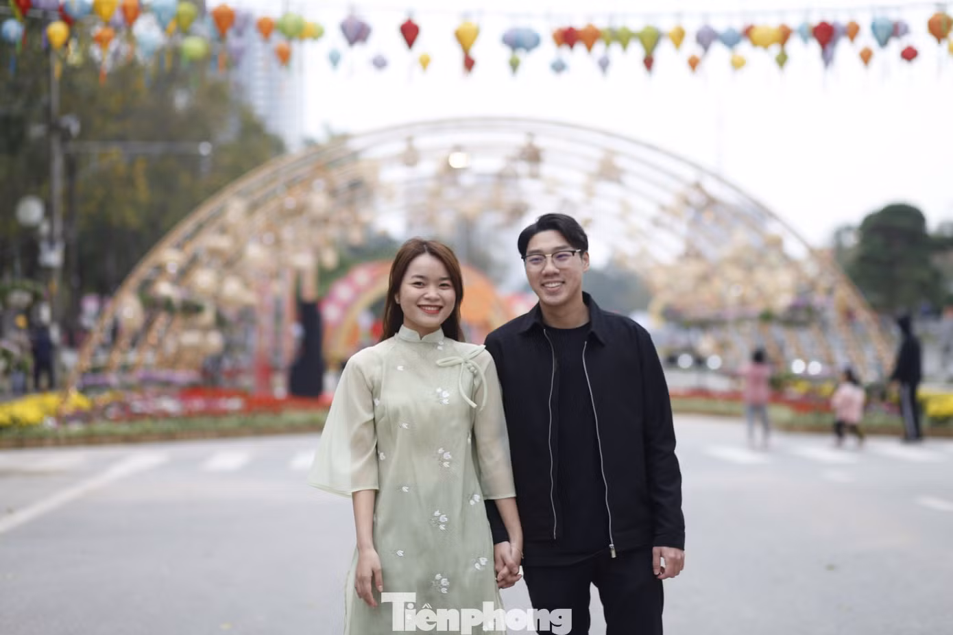 Nhiều bạn trẻ thích thú chụp ảnh kỷ niệm tại đường hoa Tết ở thành phố Bắc Ninh. Ảnh: Nguyễn Thắng