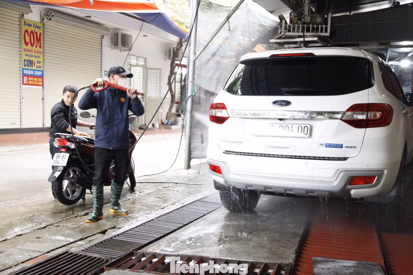 Cận Tết, nhiều chủ cửa hàng rửa xe ô tô kiếm tiền triệu/ngày. Ảnh: Nguyễn Thắng
