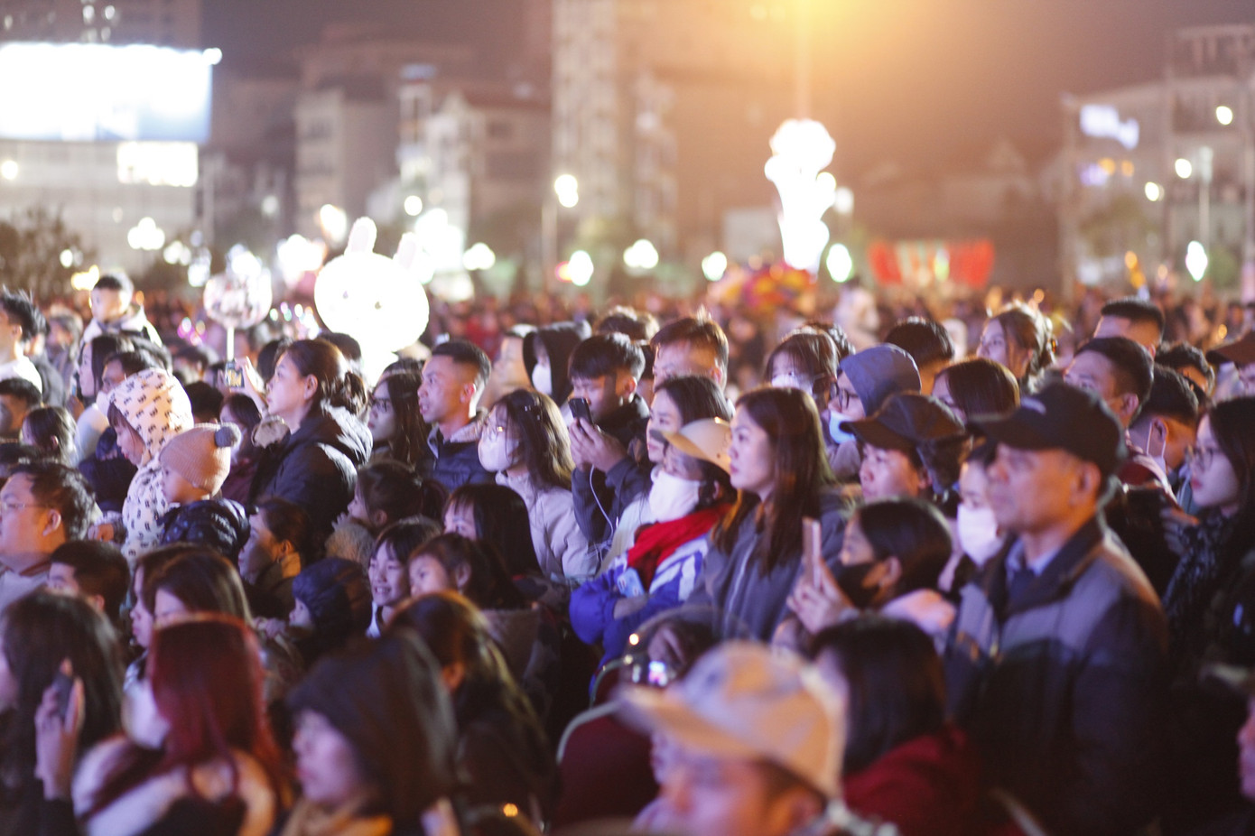 Đông đảo người dân Bắc Giang đến Quảng trường 3/2 (thành phố Bắc Giang) đón năm mới. Ảnh: Nguyễn Thắng Đông đảo người dân Bắc Giang đến Quảng trường 3/2 (thành phố Bắc Giang) đón năm mới. Ảnh: Nguyễn Thắng