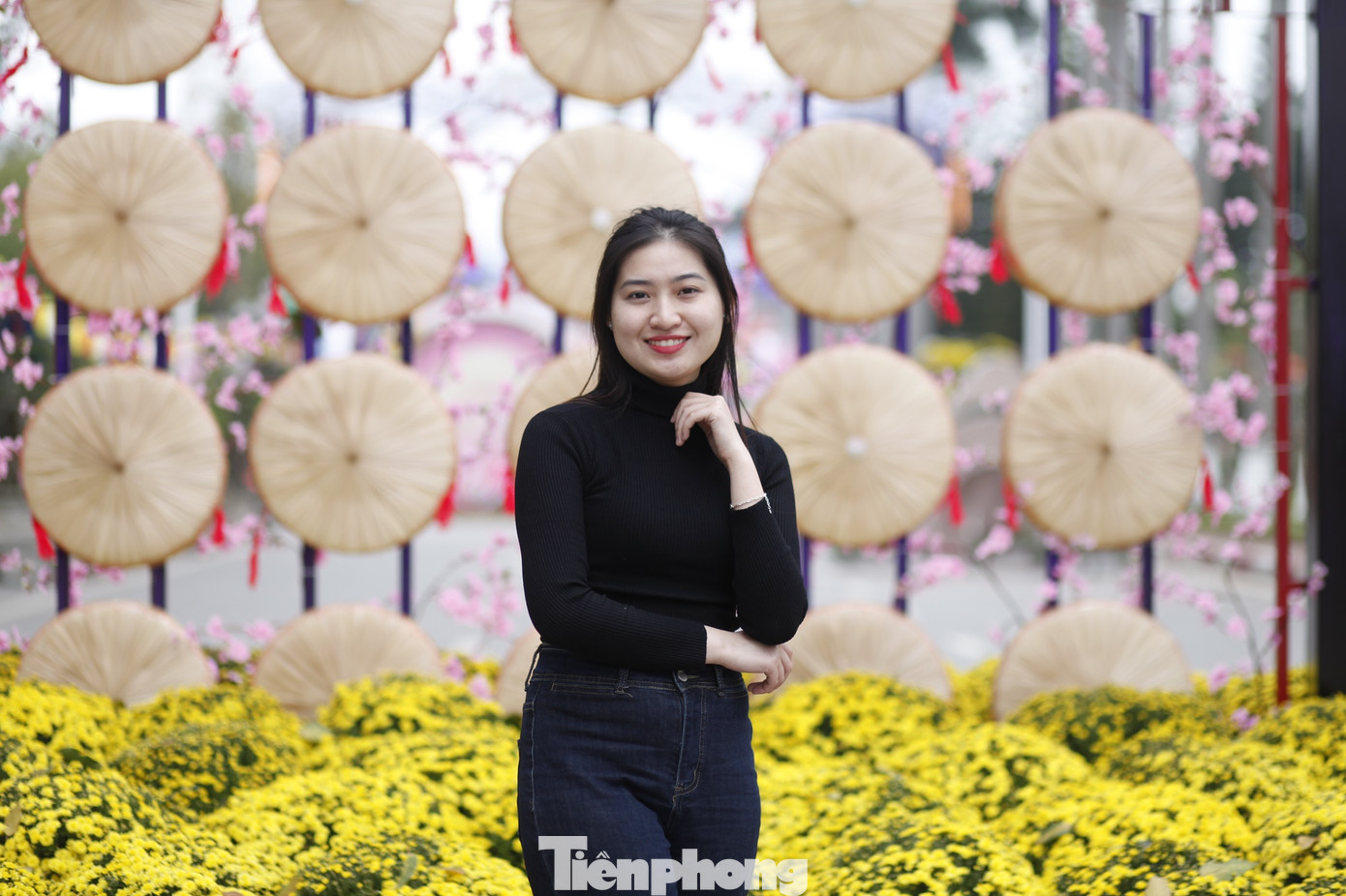 Các bạn trẻ chụp ảnh lưu niệm tại mô hình nón quai thao ở đường hoa Tết. Ảnh: Nguyễn Thắng