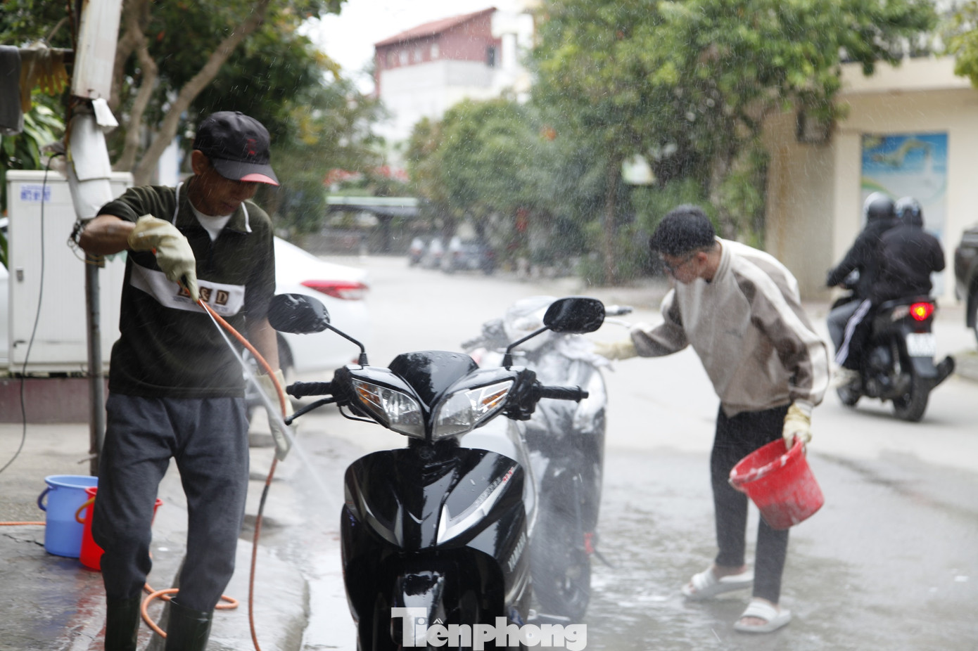 Giáp Tết, ông Tình làm việc suốt ngày. Ảnh: Nguyễn Thắng