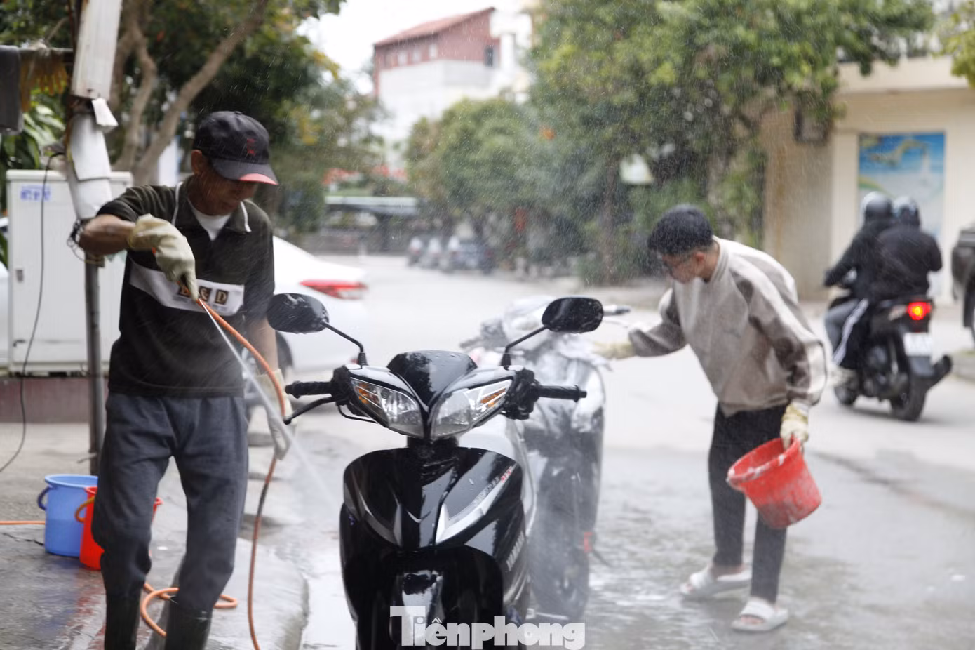 Giáp Tết, ông Tình làm việc suốt ngày. Ảnh: Nguyễn Thắng
