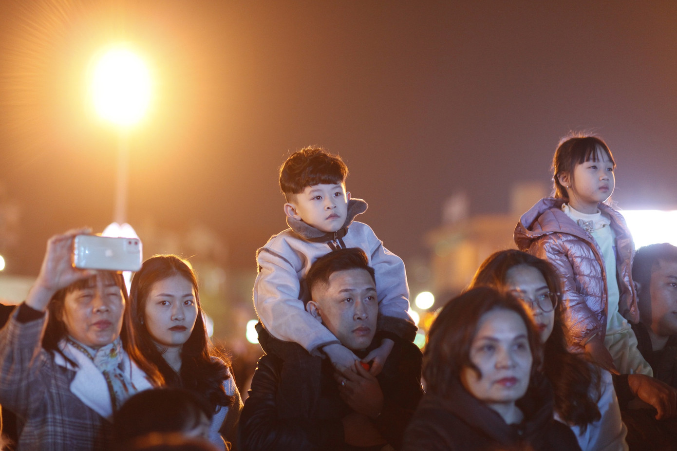 Các em nhỏ theo bố mẹ đón năm mới ở Quảng trường 3/2. Ảnh: Nguyễn Thắng Các em nhỏ theo bố mẹ đón năm mới ở Quảng trường 3/2. Ảnh: Nguyễn Thắng