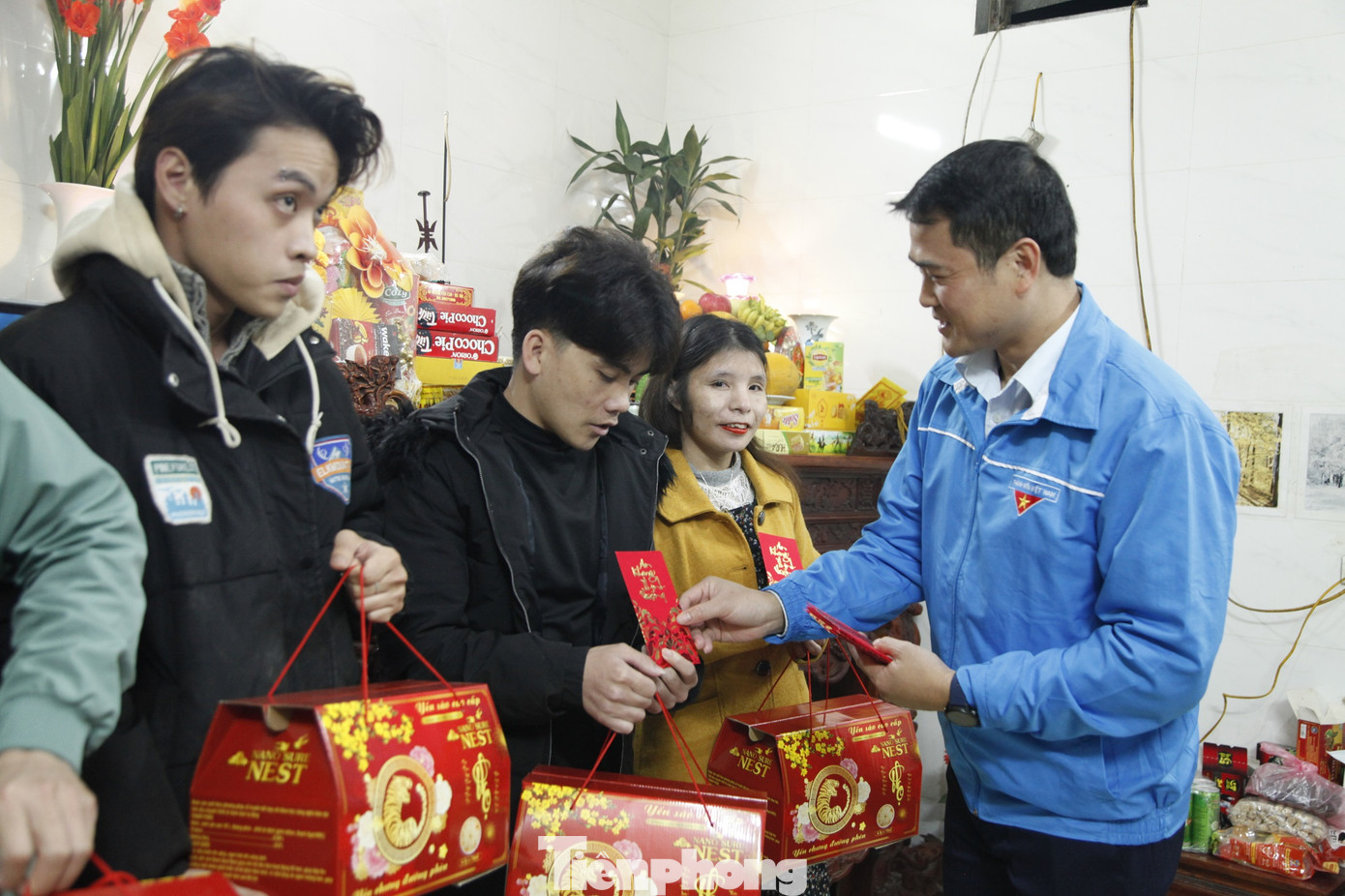 Lãnh đạo Hội LHTN tỉnh Bắc Giang lì xì đầu năm tặng công nhân xa quê. Ảnh: Nguyễn Thắng Lãnh đạo Hội LHTN tỉnh Bắc Giang lì xì đầu năm tặng công nhân xa quê. Ảnh: Nguyễn Thắng