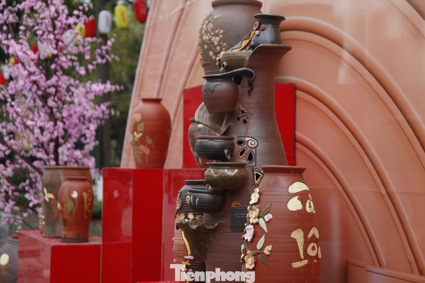 Tiểu cảnh gốm Phù Lãng tại đường hoa Tết ở thành phố Bắc Ninh. Ảnh: Nguyễn Thắng