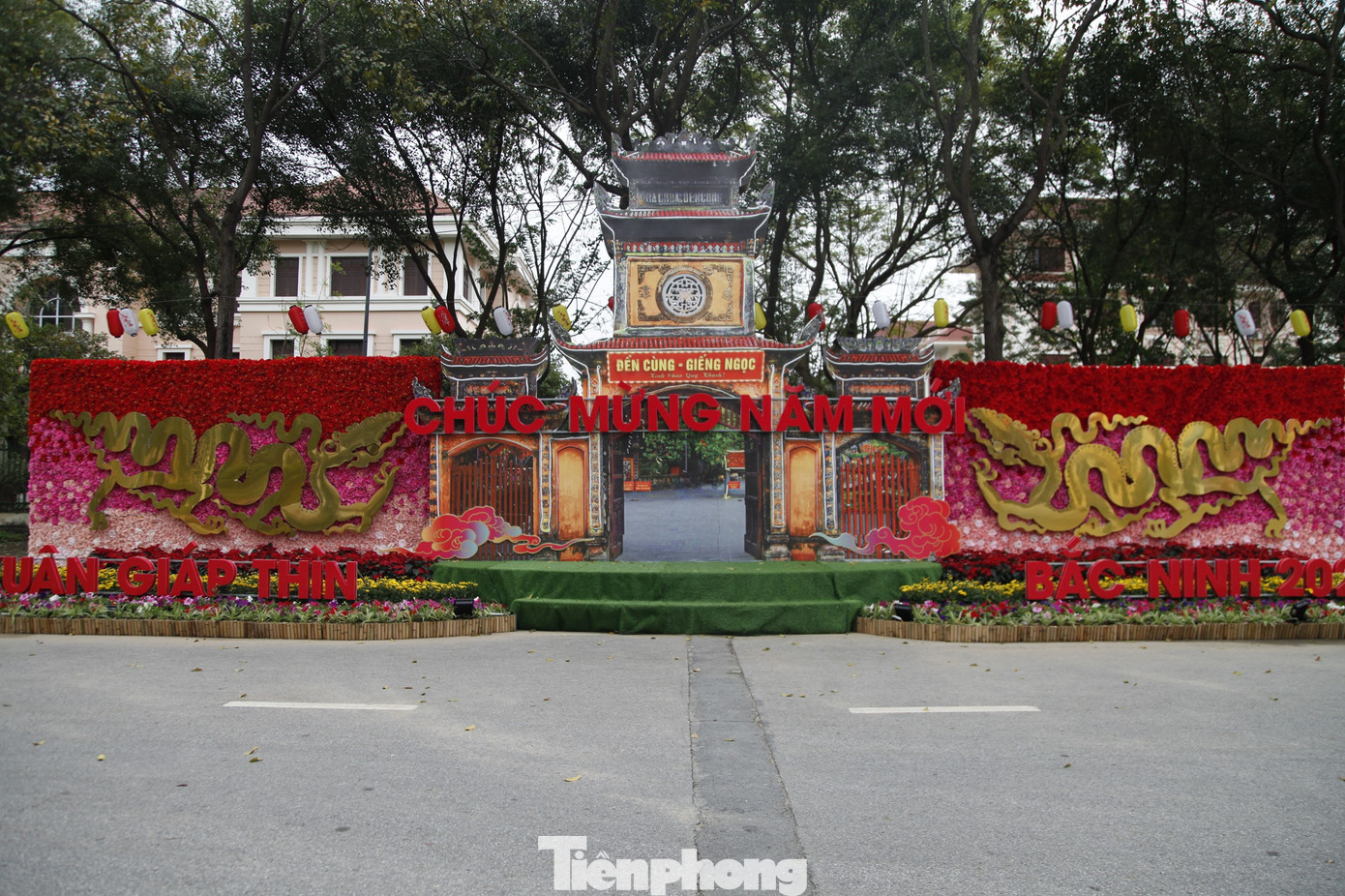 Mô hình Đền Cùng - Giếng Ngọc (một địa danh nổi tiếng ở tỉnh Bắc Ninh) tại đường hoa Tết.