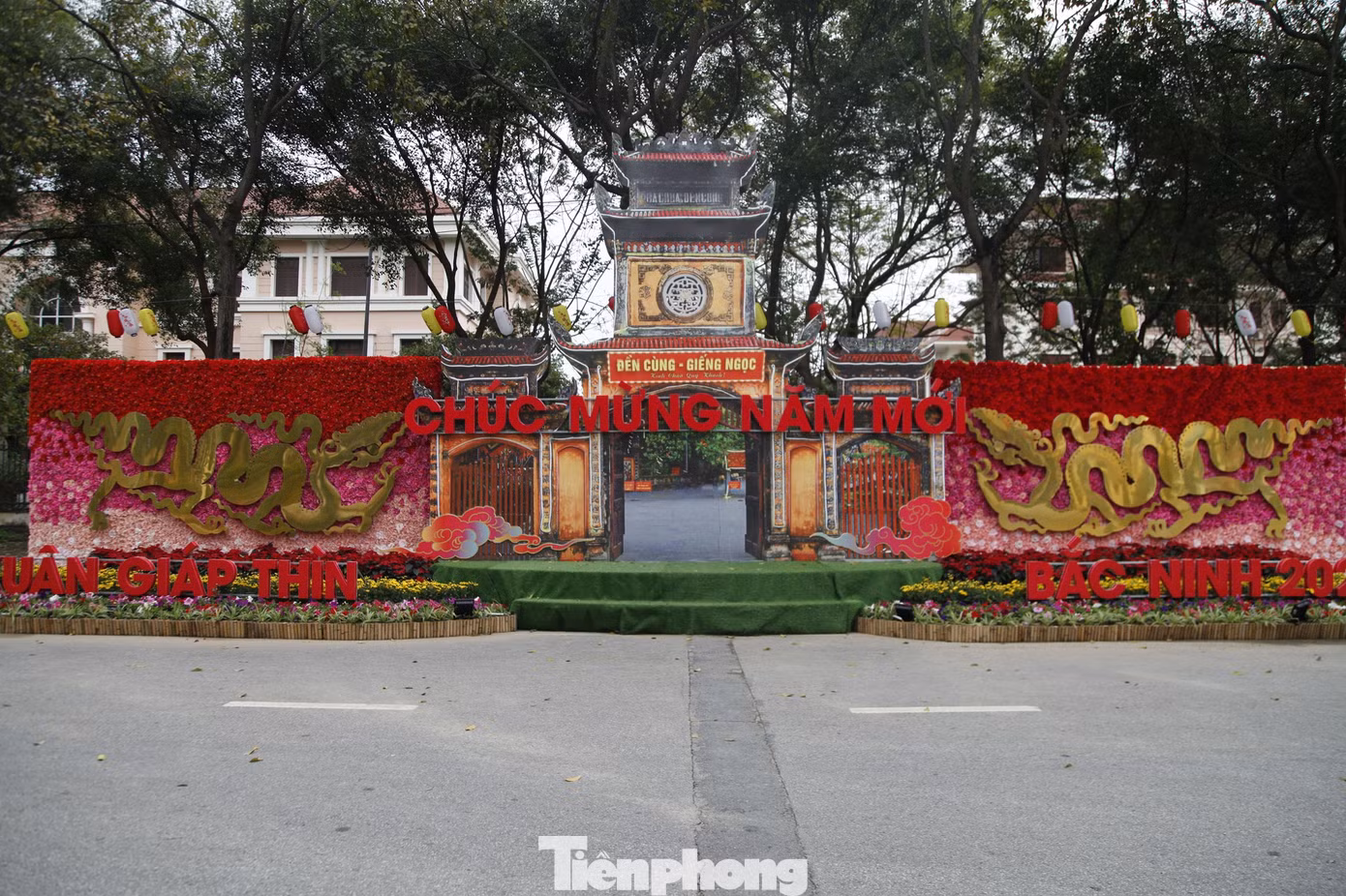 Mô hình Đền Cùng - Giếng Ngọc (một địa danh nổi tiếng ở tỉnh Bắc Ninh) tại đường hoa Tết.