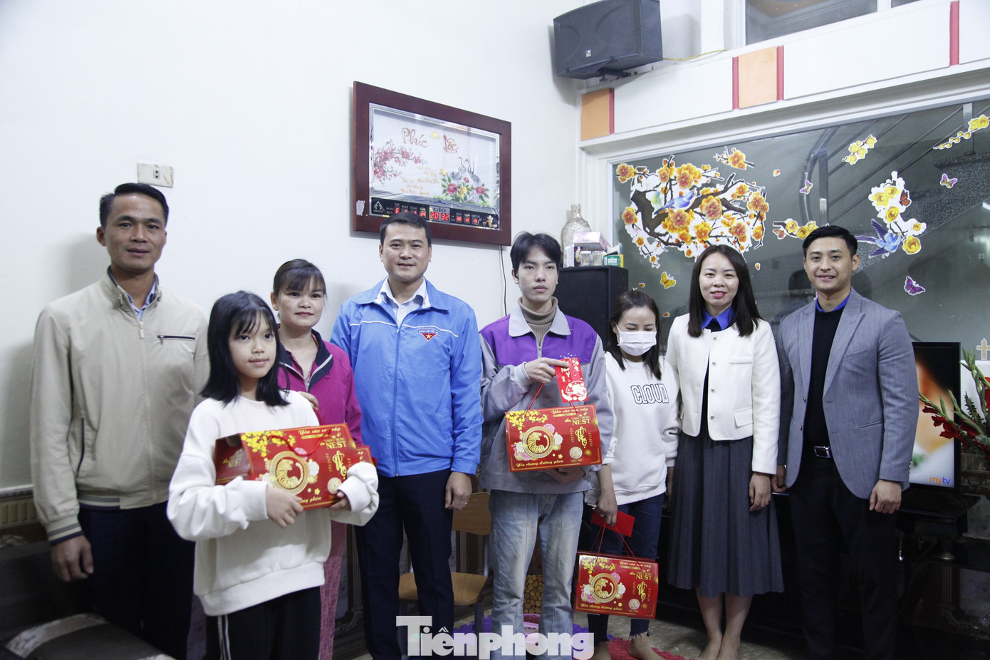 Anh Hoàng Văn Quân – Phó Chủ tịch Thường trực Hội LHTN tỉnh Bắc Giang (thứ 3 bên trái) và cán bộ Hội, đoàn viên tặng quà công nhân xa quê ở lại phòng trọ đêm 30 Tết. Ảnh: Nguyễn Thắng Anh Hoàng Văn Quân – Phó Chủ tịch Thường trực Hội LHTN tỉnh Bắc Giang (thứ 3 bên trái) và cán bộ Hội, đoàn viên tặng quà công nhân xa quê ở lại phòng trọ đêm 30 Tết. Ảnh: Nguyễn Thắng