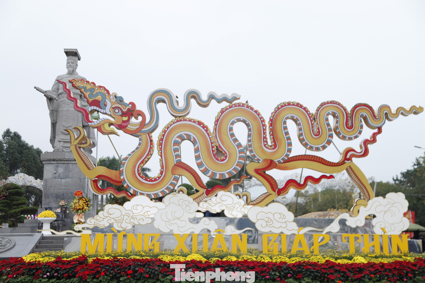 Linh vật rồng thời Lý tại đường hoa Tết ở thành phố Bắc Ninh. Ảnh: Nguyễn Thắng