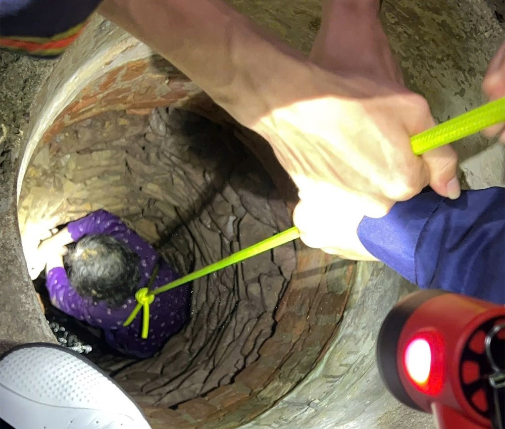 Cơ quan chức năng tỉnh Bắc Giang giải cứu cụ bà rơi xuống giếng. Cơ quan chức năng tỉnh Bắc Giang giải cứu cụ bà rơi xuống giếng.