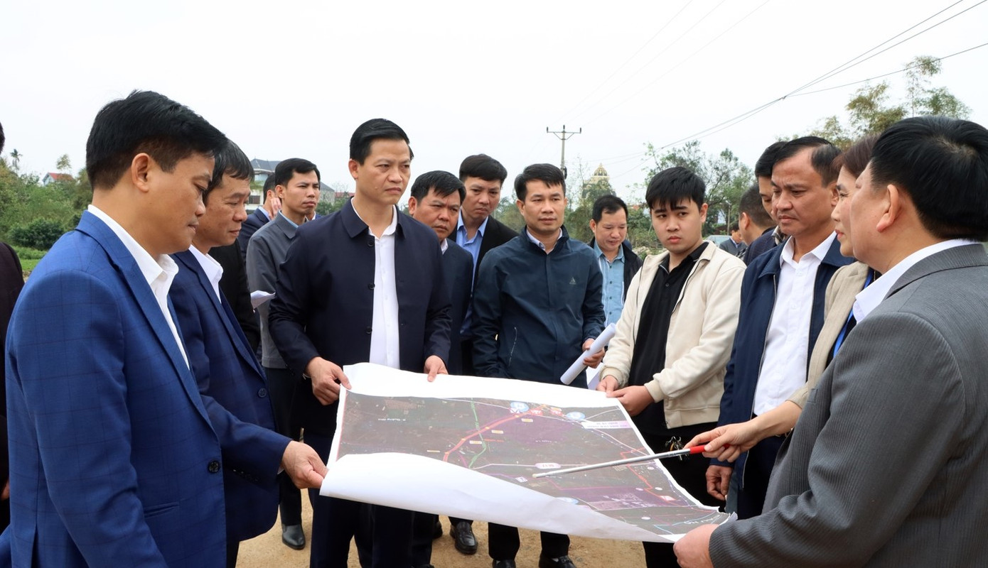 Chủ tịch tỉnh Bắc Ninh Vương Quốc Tuấn (thứ 3 bên trái) kiểm tra dự án đường Vành đại 4 qua địa phận tỉnh Bắc Ninh. Chủ tịch tỉnh Bắc Ninh Vương Quốc Tuấn (thứ 3 bên trái) kiểm tra dự án đường Vành đại 4 qua địa phận tỉnh Bắc Ninh.
