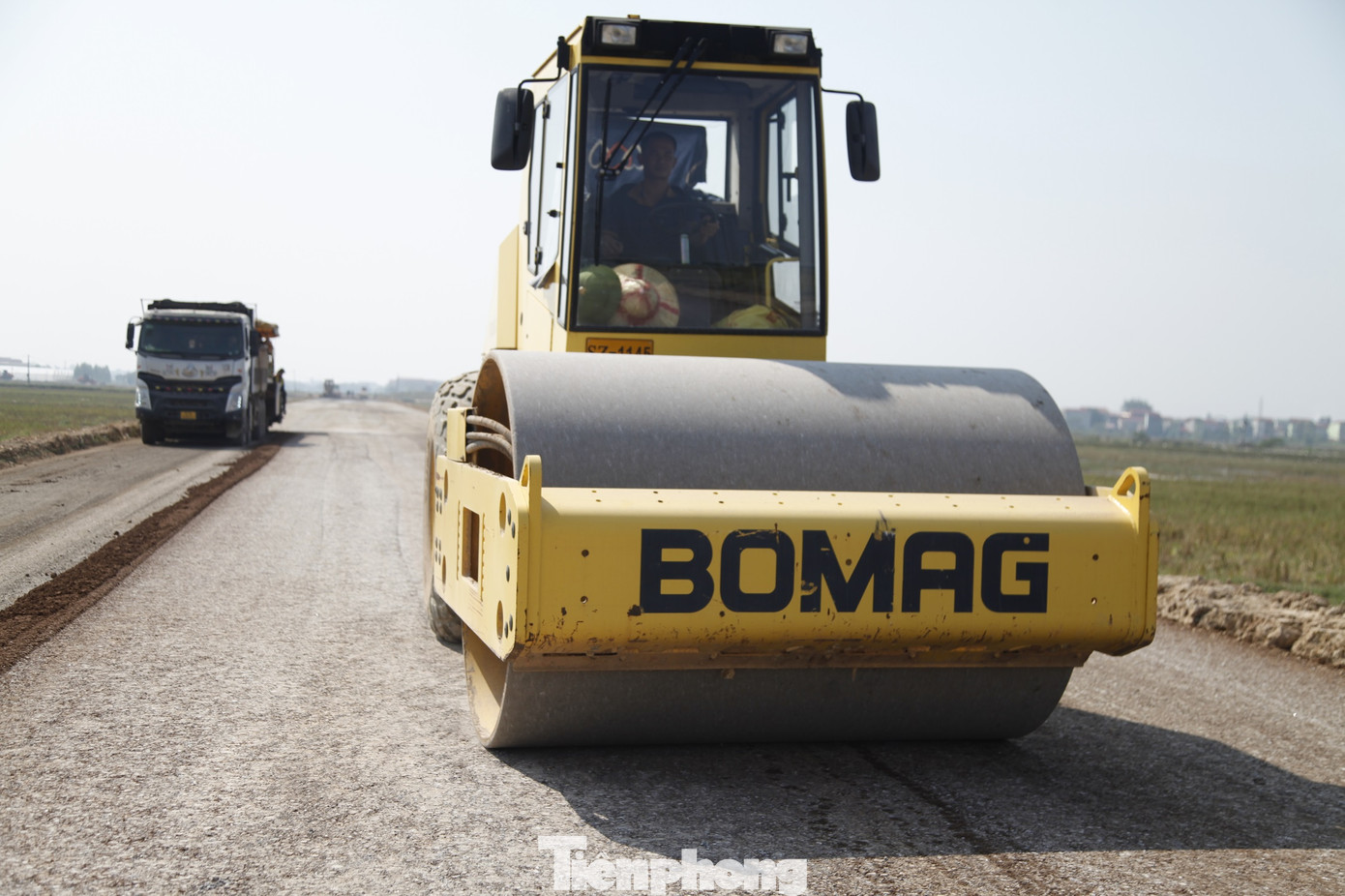 Thi công đường dẫn kết nối cầu Hà Bắc 2. Ảnh: Nguyễn Thắng. Thi công đường dẫn kết nối cầu Hà Bắc 2. Ảnh: Nguyễn Thắng.