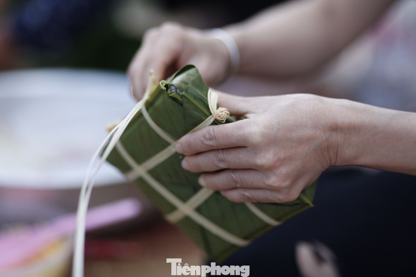 Công nhân đang hoàn thiện chiếc bánh chưng do mình gói. Ảnh: Nguyễn Thắng