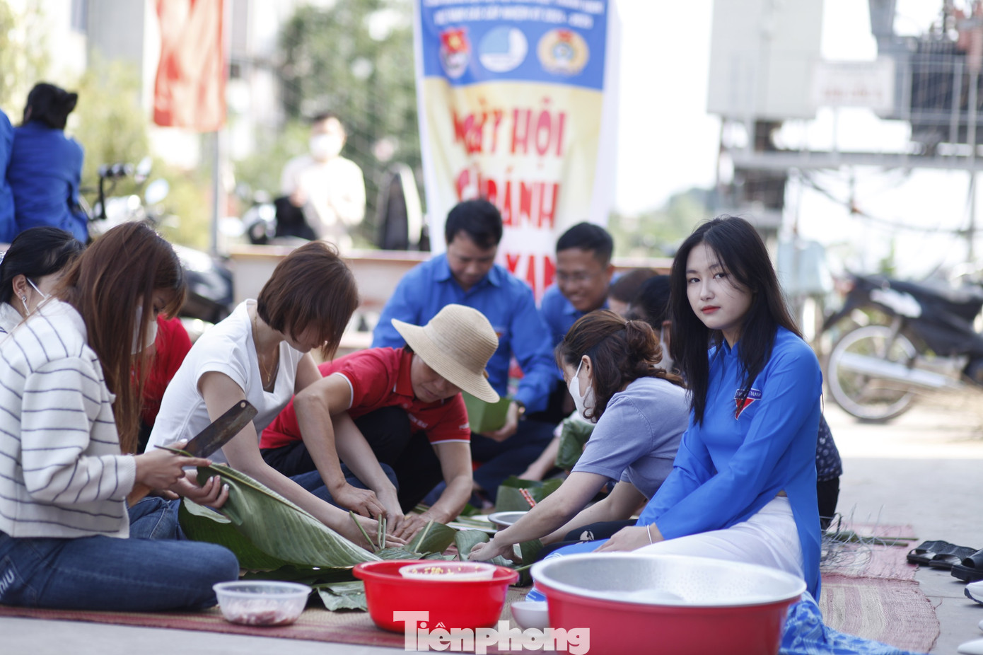 Than niên công nhân và đoàn viên tham gia gói bánh chưng. Ảnh: Nguyễn Thắng