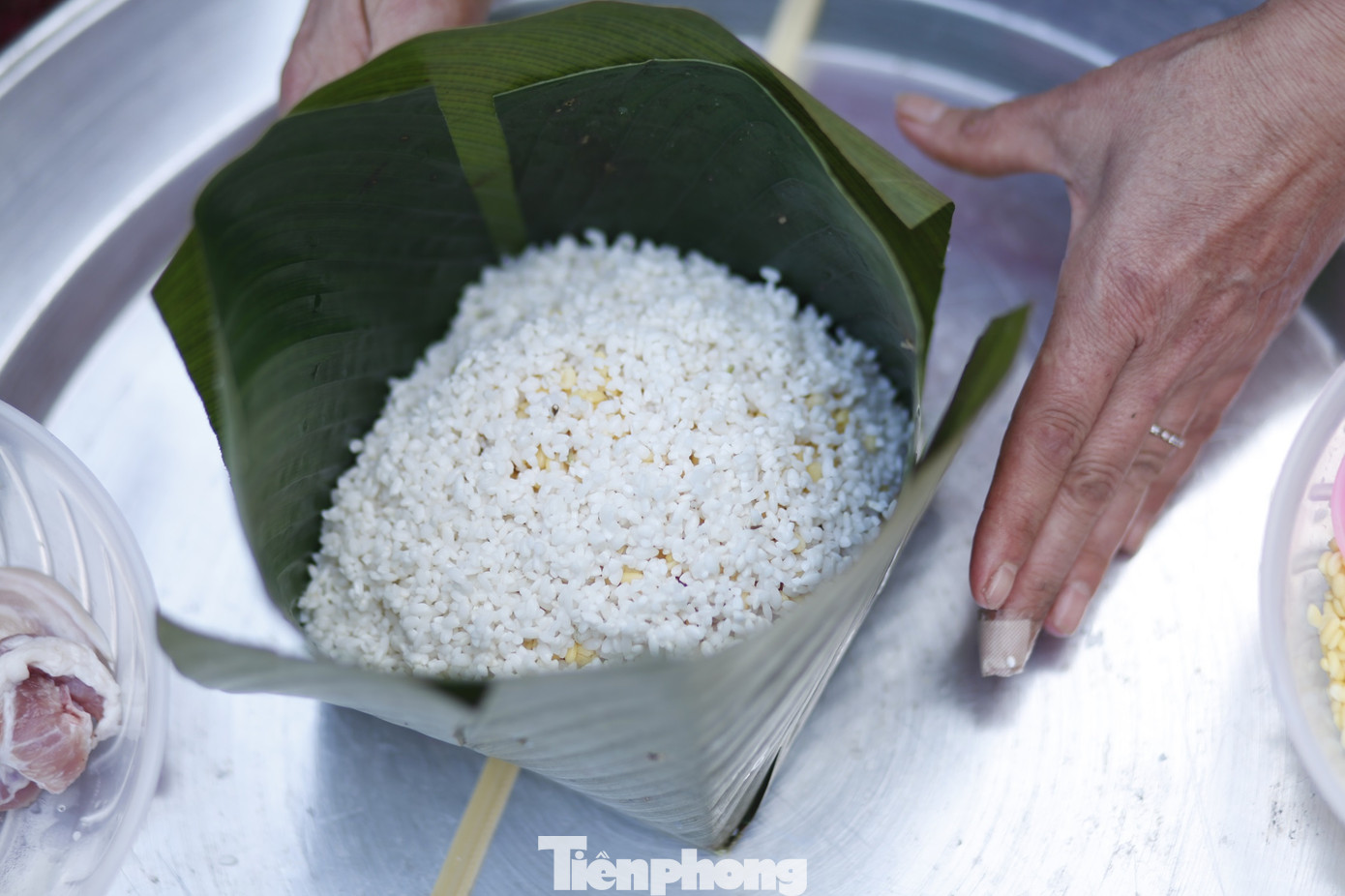 Thanh niên xa quê gói bánh chưng tại chương trình. Ảnh:Nguyễn Thắng