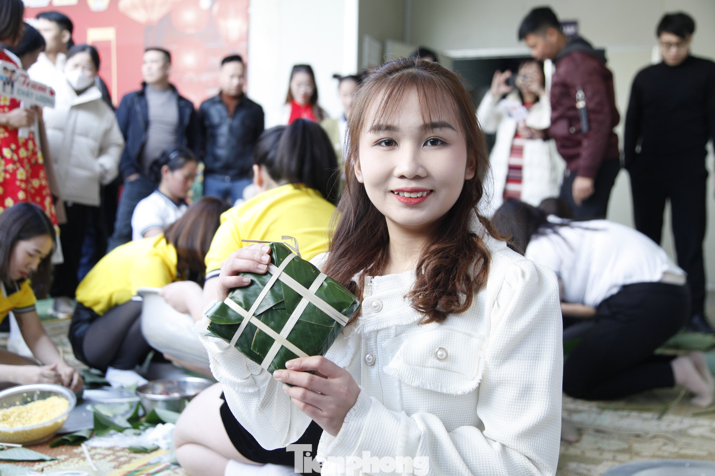 Công nhân hào hứng tham gia thi gói bánh chưng. Ảnh: Nguyễn Thắng Công nhân hào hứng tham gia thi gói bánh chưng. Ảnh: Nguyễn Thắng