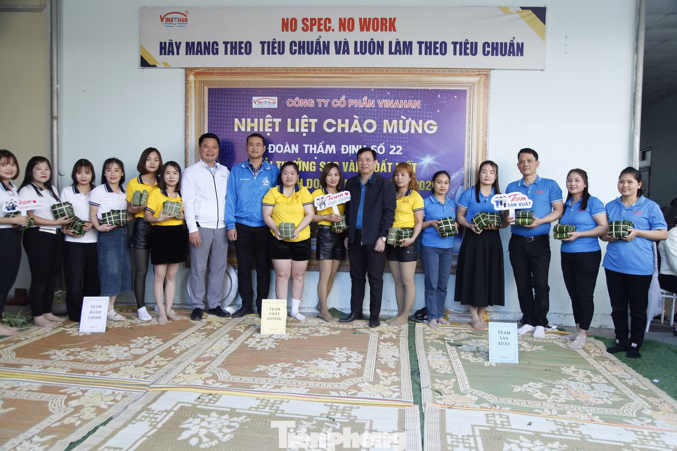 Lãnh đạo Hội LHTN tỉnh Bắc Giang động viên thanh niên công nhân. Ảnh: Nguyễn Thắng