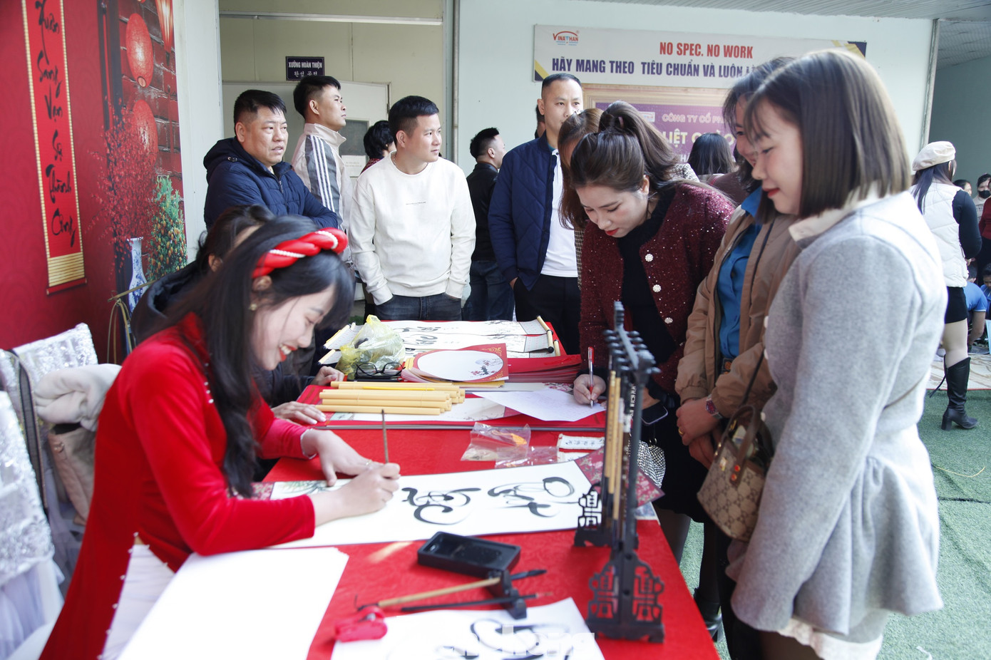 Viết thư pháp tặng công nhân. Ảnh: Nguyễn Thắng Viết thư pháp tặng công nhân. Ảnh: Nguyễn Thắng