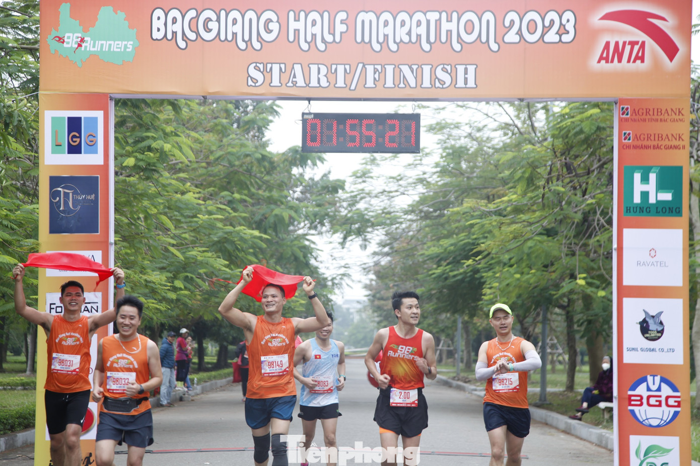 Các vận động viên về đích. Ảnh: Nguyễn Thắng