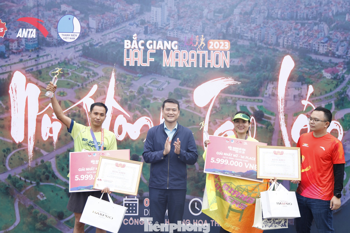 Ban tổ chức trao giải Nhất cho các vận động viên. Ảnh: Nguyễn Thắng