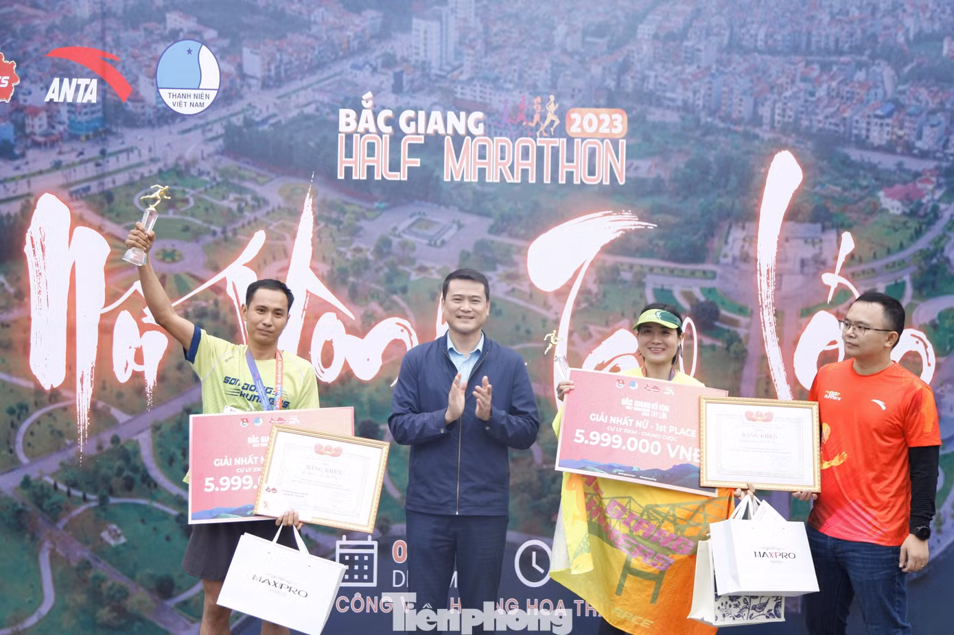 Ban tổ chức trao giải Nhất cho các vận động viên. Ảnh: Nguyễn Thắng