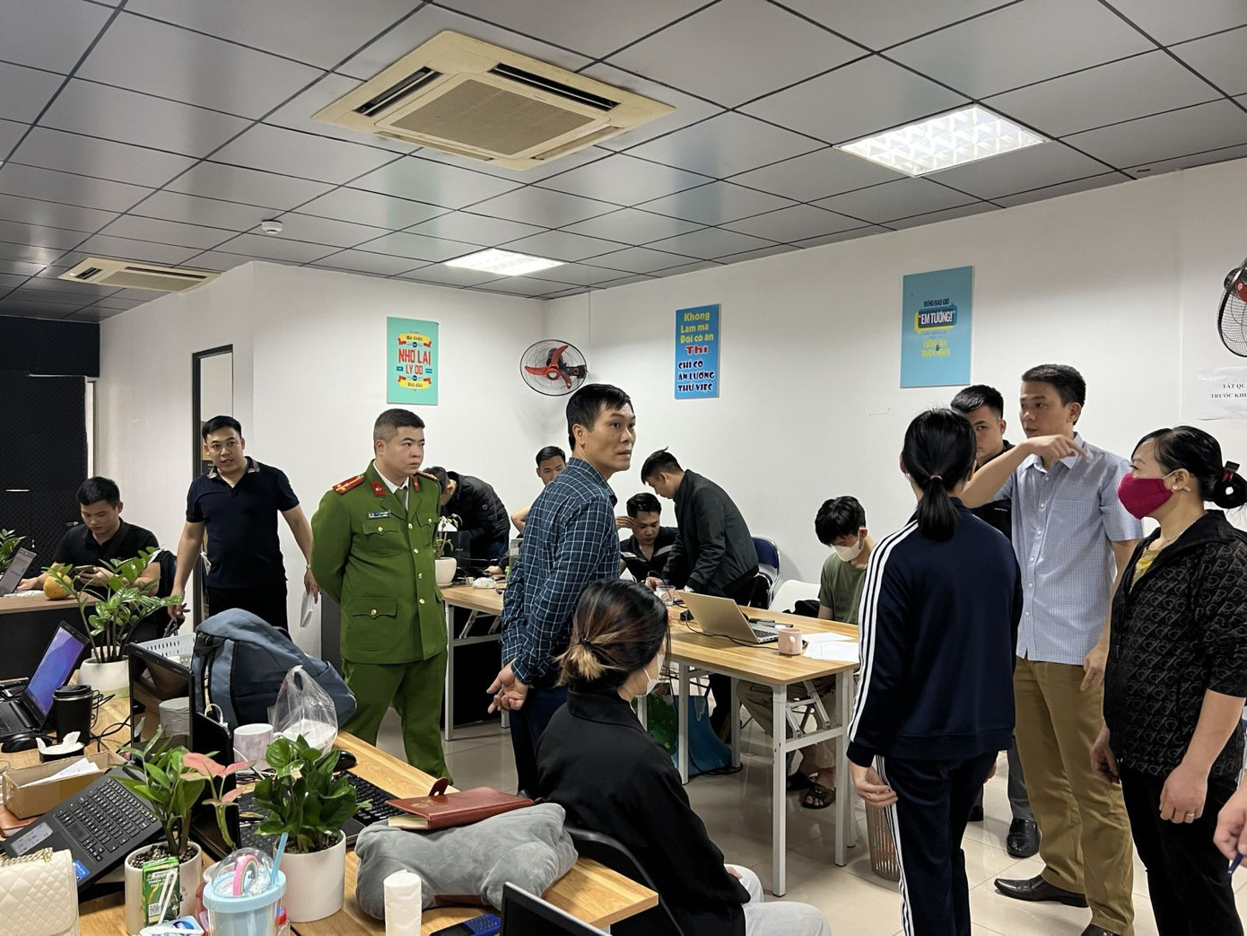 Cơ quan Công an khám xét nơi làm việc của các đối tượng.