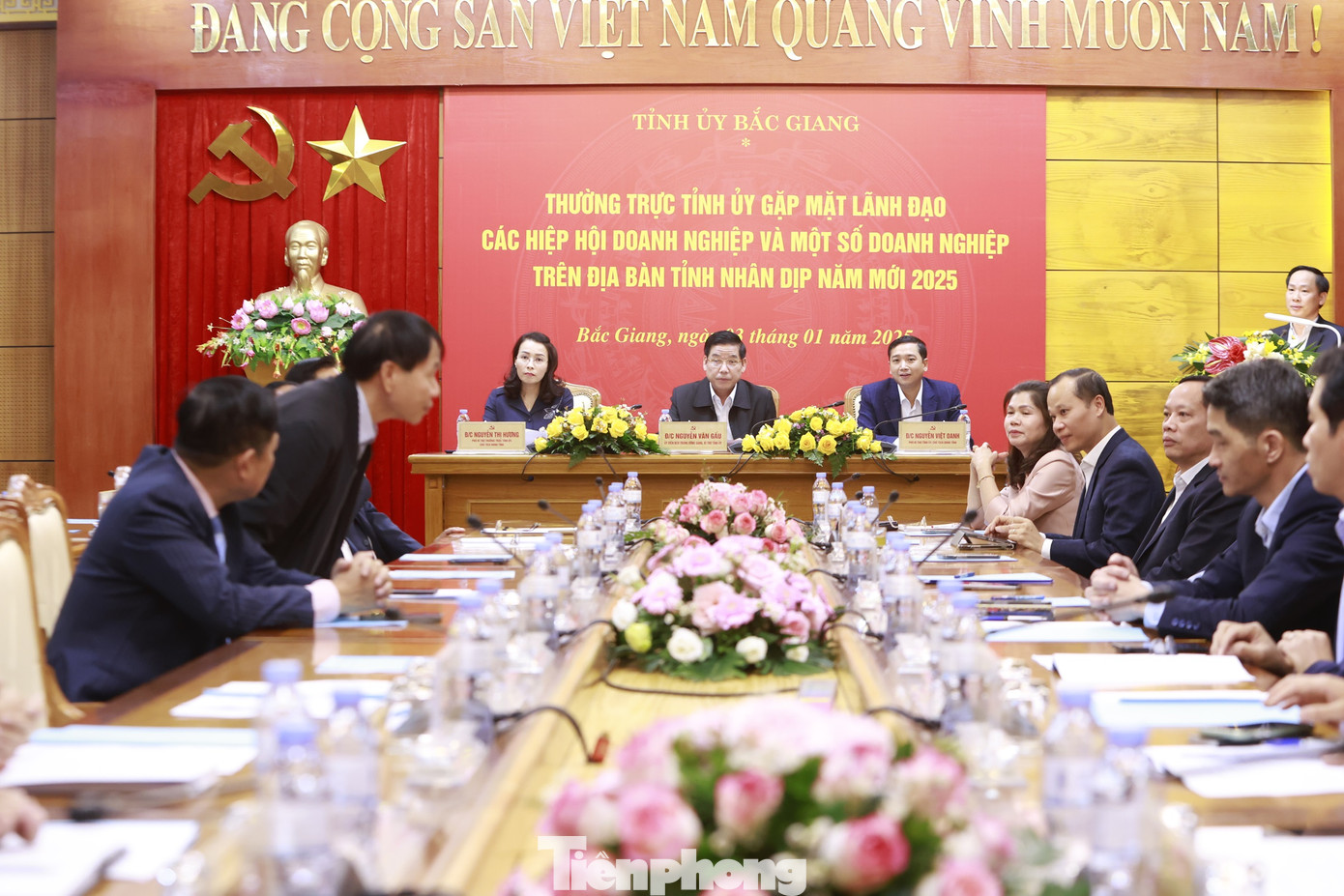 Thường trực Tỉnh ủy Bắc Giang gặp gỡ doanh nghiệp để lắng nghe ý kiến. Ảnh: Nguyễn Thắng.