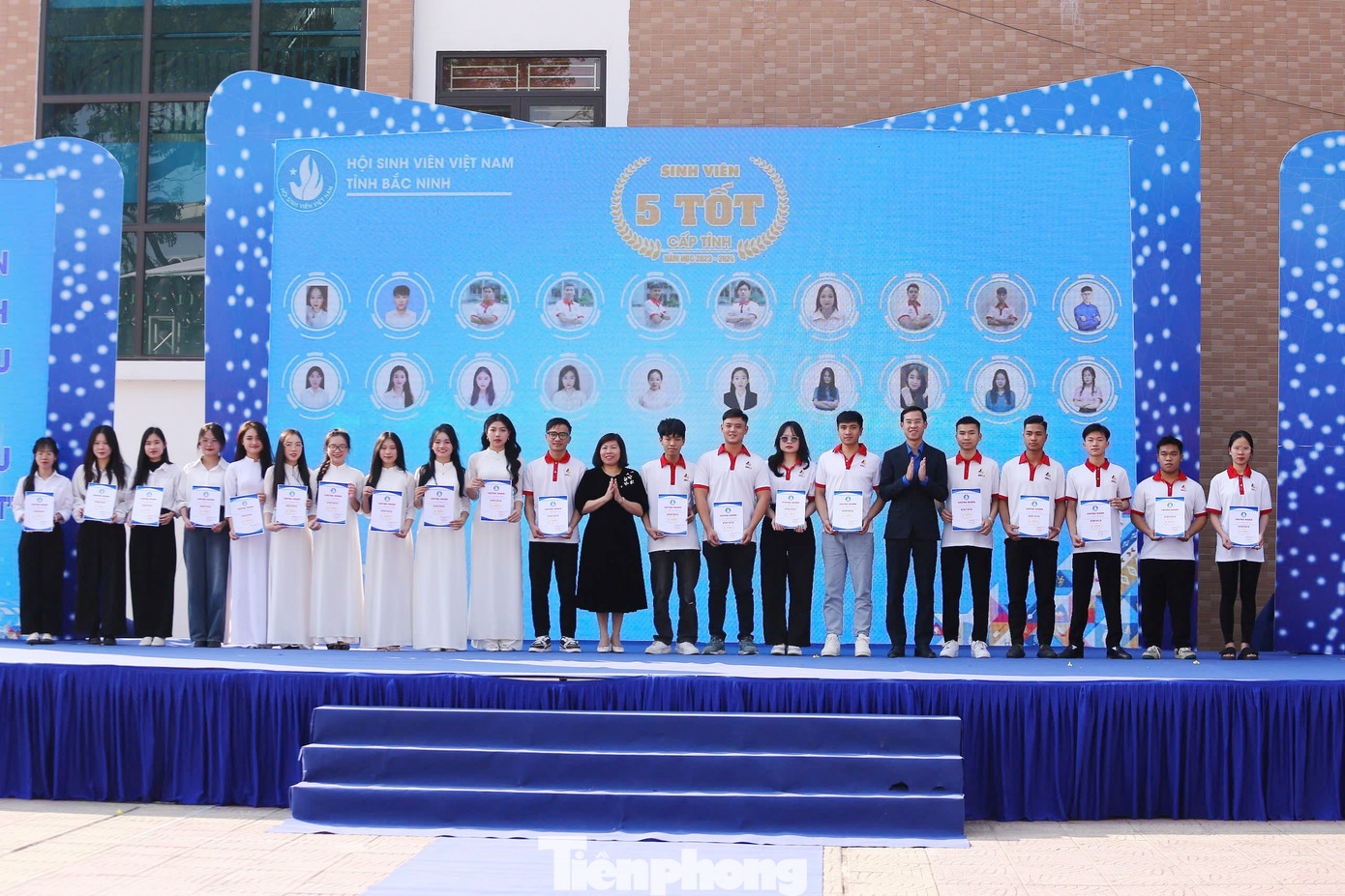Lãnh đạo Tỉnh Đoàn và Sở GD và ĐT tỉnh Bắc Ninh khen thưởng Sinh viên 5 tốt.
