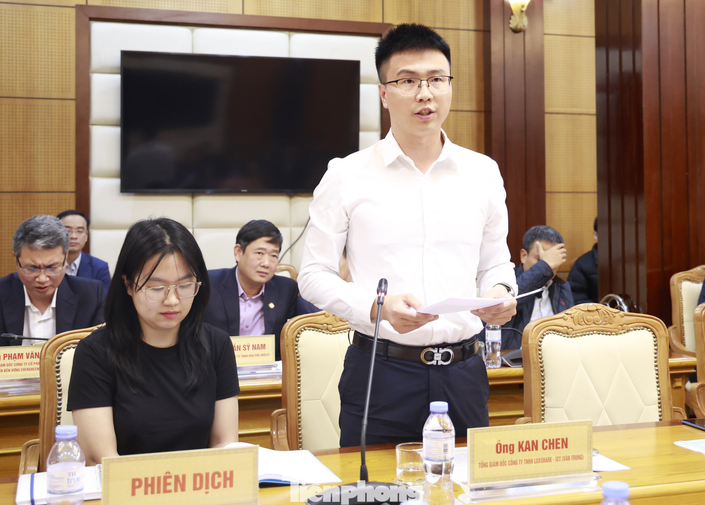 Đại diện Công ty TNHH Luxshare - ICT (Trung Quốc) nêu ý kiến tại buổi gặp mặt. Ảnh: Nguyễn Thắng.