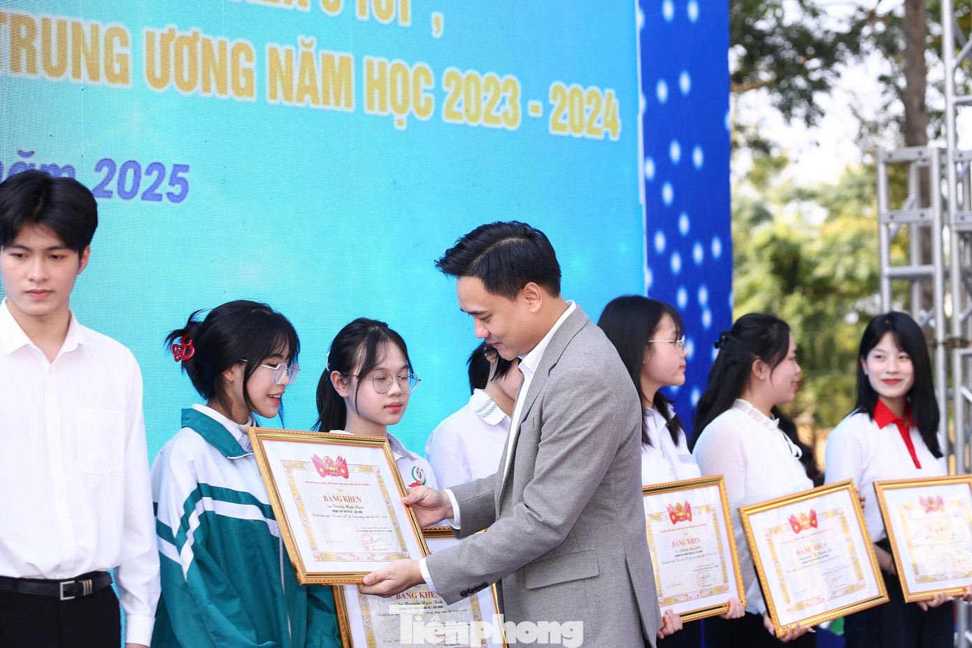 Bí thư Tỉnh Đoàn Bắc Ninh Trần Văn Đăng khen thưởng sinh viên, học sinh.