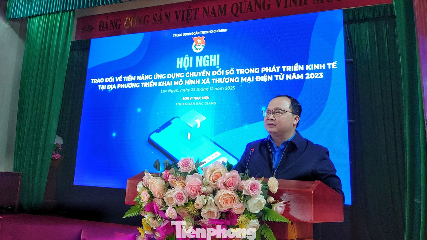 Anh Cảnh Chí Quân - Phó trưởng Ban Thanh niên nông thôn Trung ương Đoàn phát biểu tại chương trình.