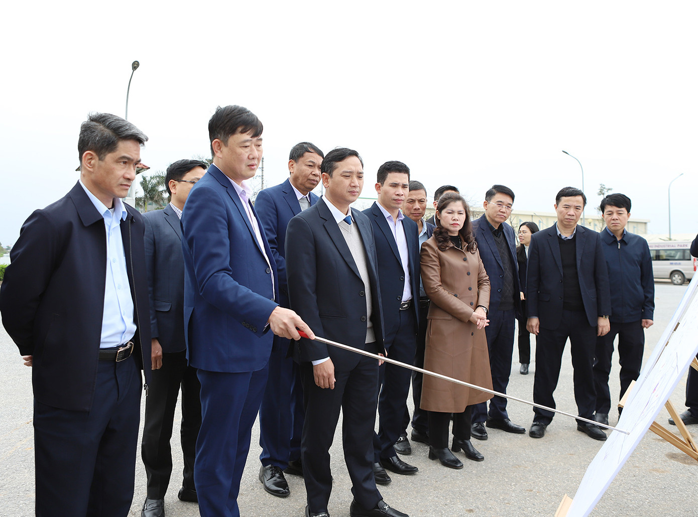 Chủ tịch UBND tỉnh Bắc Giang Nguyễn Việt Oanh (thứ 3 bên trái) và lãnh đạo HĐND tỉnh làm việc tại huyện Hiệp Hòa.