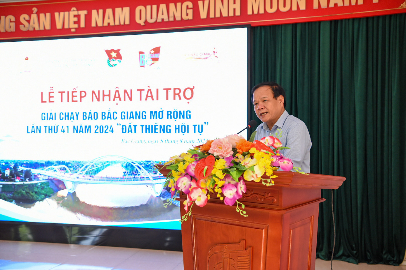 Ông Trịnh Văn Ánh - Tổng Biên tập báo Bắc Giang trao đổi thông tin về giải chạy. Ông Trịnh Văn Ánh - Tổng Biên tập báo Bắc Giang trao đổi thông tin về giải chạy.