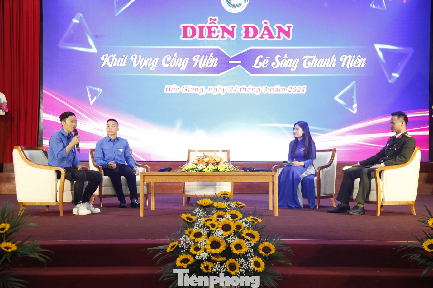 Các gương thanh niên tiêu biểu chia sẻ tại diễn đàn. Ảnh: Nguyễn Thắng