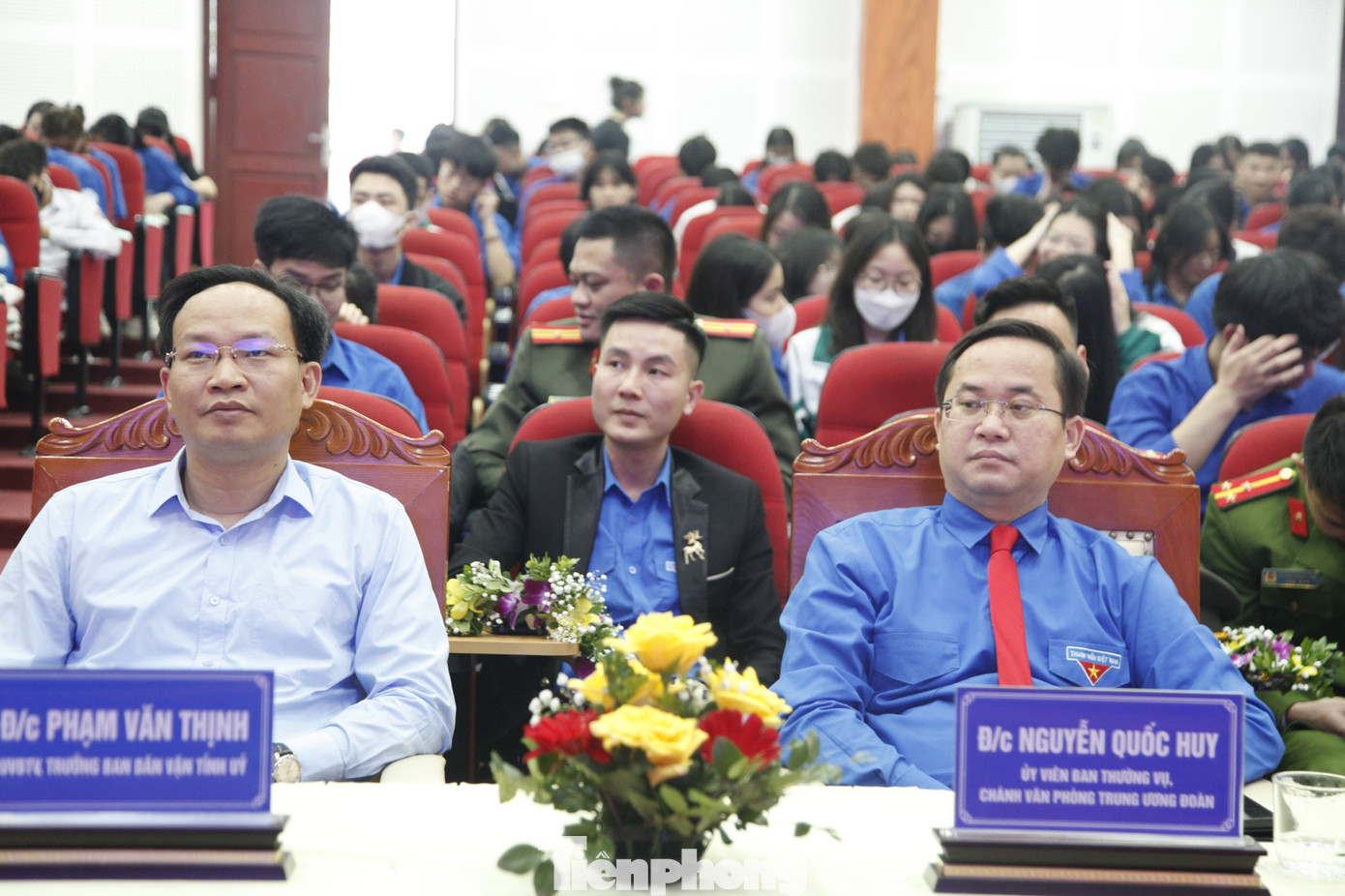 Chánh văn phòng Trung ương Đoàn Nguyễn Quốc Huy (bên phải) dự chương trình. Ảnh: Nguyễn Thắng