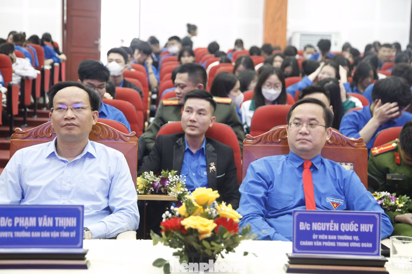 Chánh văn phòng Trung ương Đoàn Nguyễn Quốc Huy (bên phải) dự chương trình. Ảnh: Nguyễn Thắng