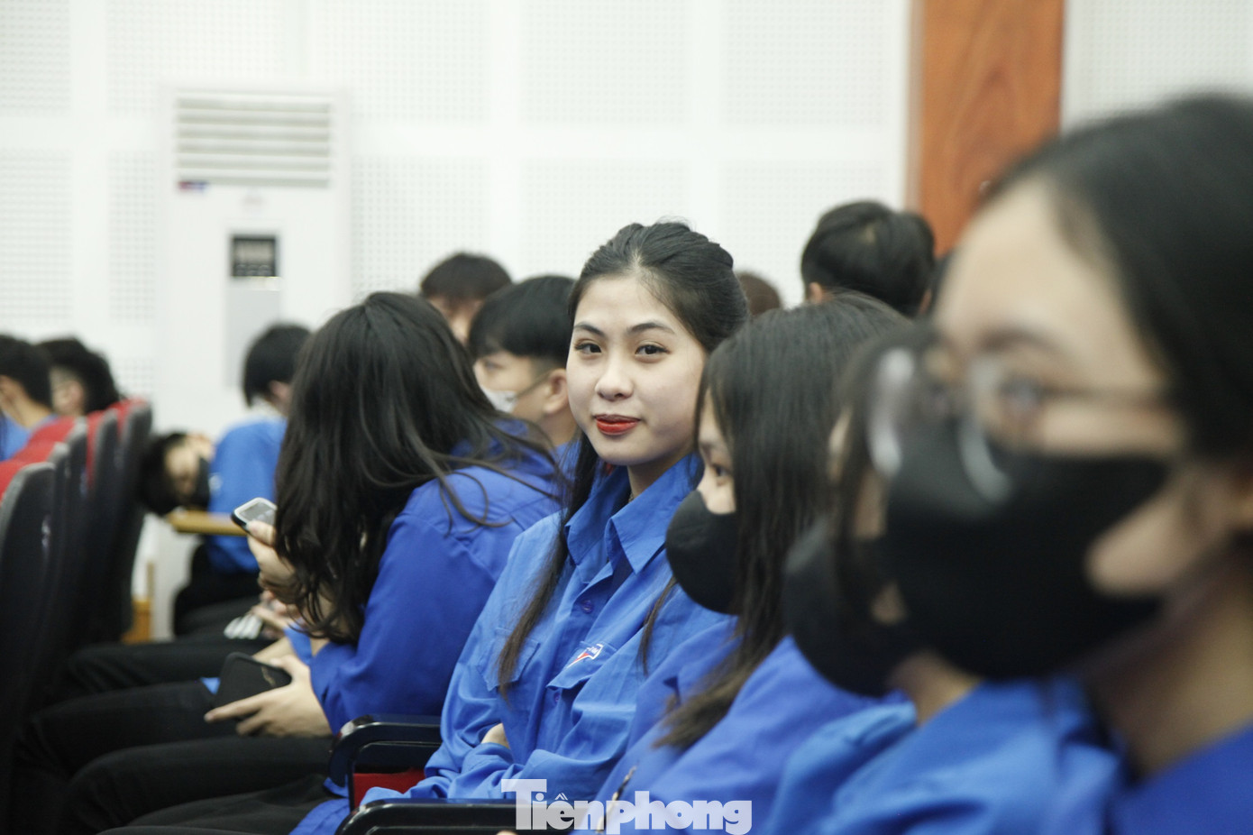 Nhiều bạn trẻ thích thú với việc chia sẻ làm TikTok tại diễn đàn. Ảnh: Nguyễn Thắng